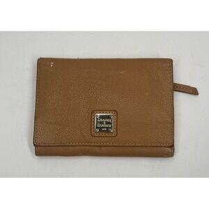 Dooney & Bourke Tan Pebbled Leather Trifold Wallet Logo Plate ID Slot Zip Pocket